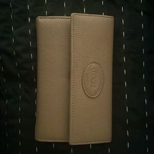 Tod’s tan wallet. Used for 1 week. No scratches or marks.